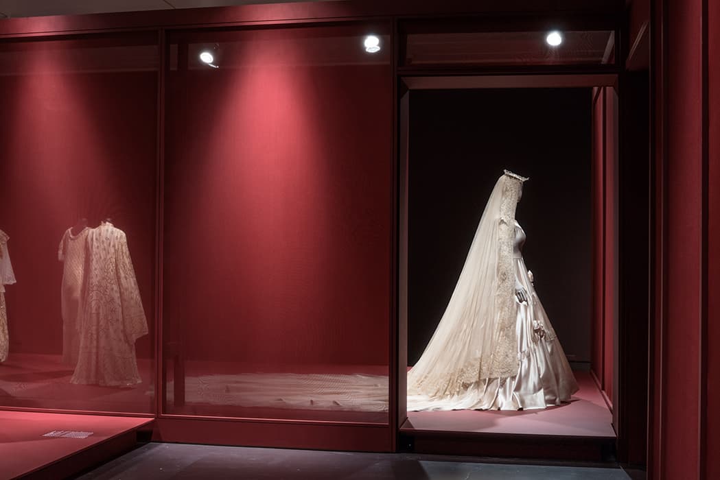 Installation view of the exhibition Veiled Meanings: Fashioning Jewish Dress, from the Collection of The Israel Museum, Jerusalem. November 3, 2017 - March 18, 2018. Photo by: Jason Mandella