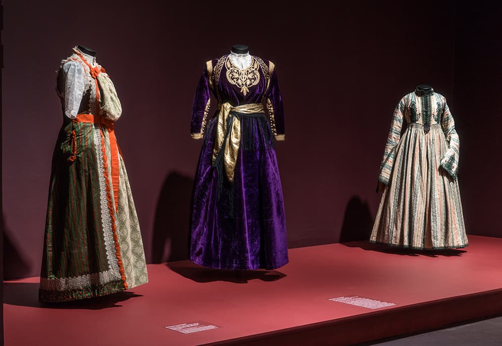 Installation view of the exhibition Veiled Meanings: Fashioning Jewish Dress, from the Collection of The Israel Museum, Jerusalem. November 3, 2017 - March 18, 2018. Photo by: Jason Mandella