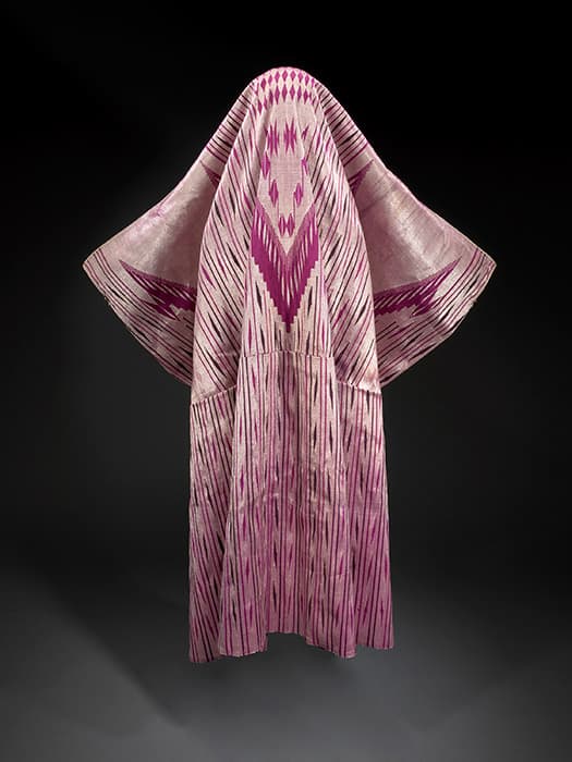 Woman’s outer cloak (‘abaya). Baghdad, Iraq, late 1920s or early 1930s. Silk with gilt metal thread. The Israel Museum, Jerusalem, Gift of Ayala Dabby, Ramat Gan, from the bequest of and in memory of her aunt Jane Shasha, Baghdad, and her daughter Rosa Dabby, London, B95.1393. Photo © The Israel Museum, Jerusalem by Mauro Magliani