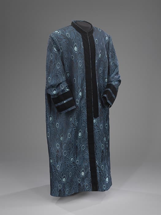Hasidic Rebbe’s Sabbath Coat. Jerusalem, 21st century. Silk, synthetic thread, and appliqué synthetic velvet bands; compound weave belt. The Israel Museum, Jerusalem, Gift of Josef Grunwald, Ashdod, B09.1523, B09.1540. Photo © The Israel Museum, Jerusalem by Mauro Magliani