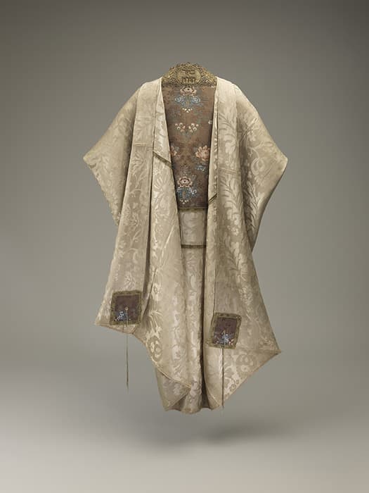 Prayer shawl (tallit). Germany, 18th century. Damask and brocade silk, and gilt metal-cord lace. The Israel Museum, Jerusalem, Gift of Jakob Michael, New York, in memory of his wife, Erna Sondheimer-Michael, B68.0178. Photo © The Israel Museum, Jerusalem by Mauro Magliani