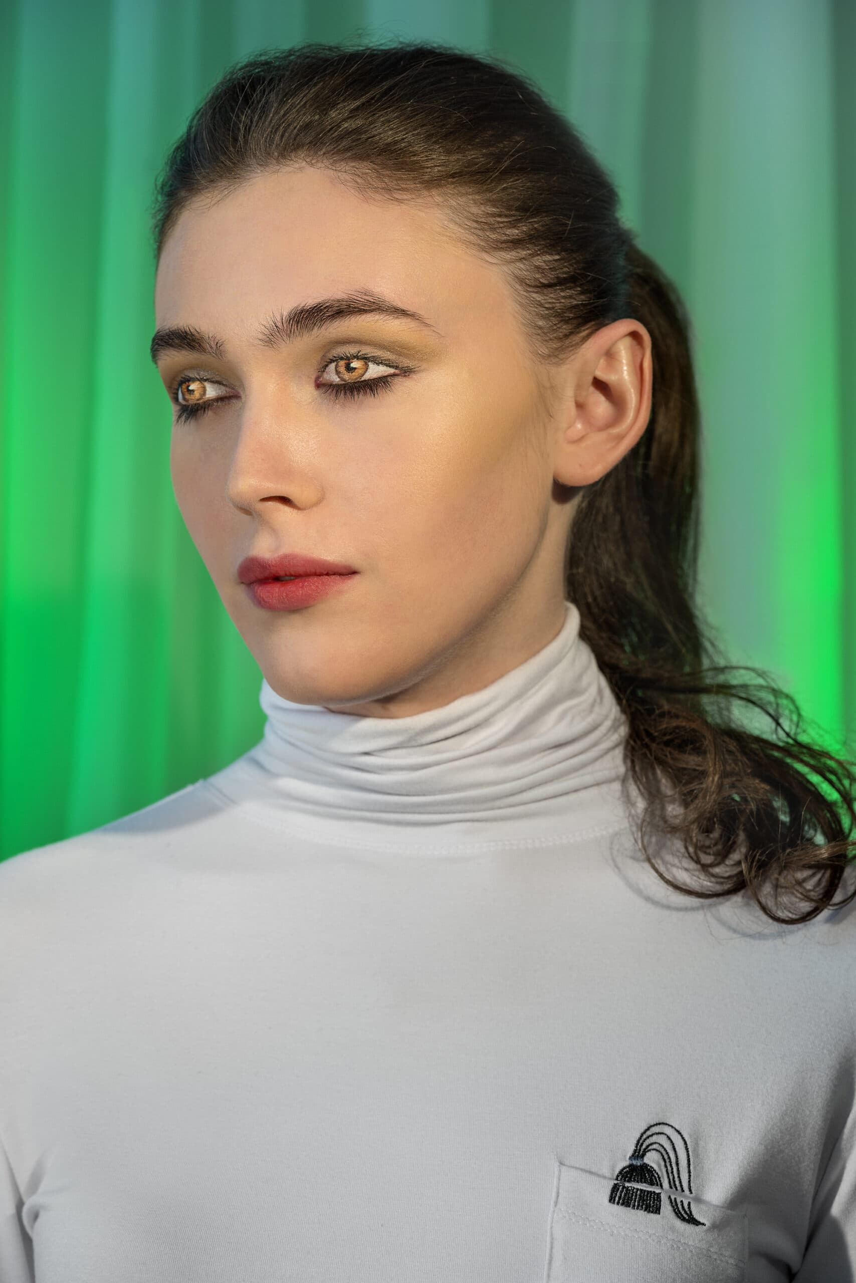 Laurie Simmons, How We See/Edie (Green), 2015, Pigment print, 70 × 48 inches (178 × 122 cm). © Laurie Simmons, courtesy the artist and Salon 94.