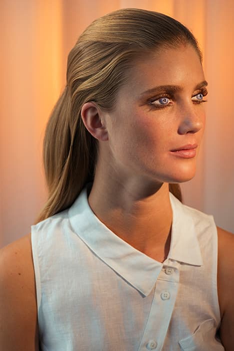 Laurie Simmons, How We See/Lindsay (Gold), 2015, Pigment print, 70 × 48 inches (178 × 122 cm). © Laurie Simmons, courtesy the artist and Salon 94.